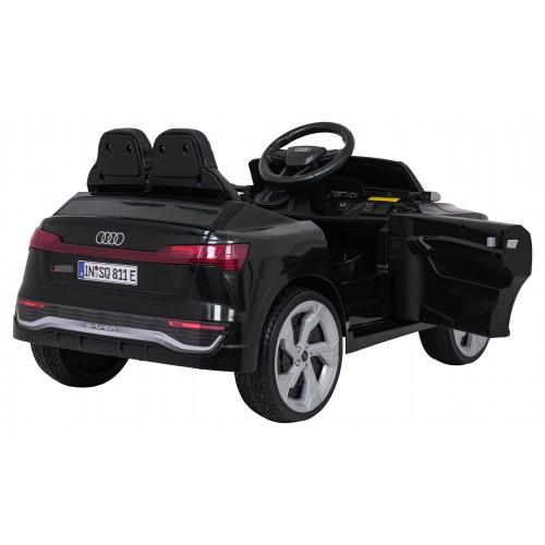 Černé vozidlo Audi SQ8