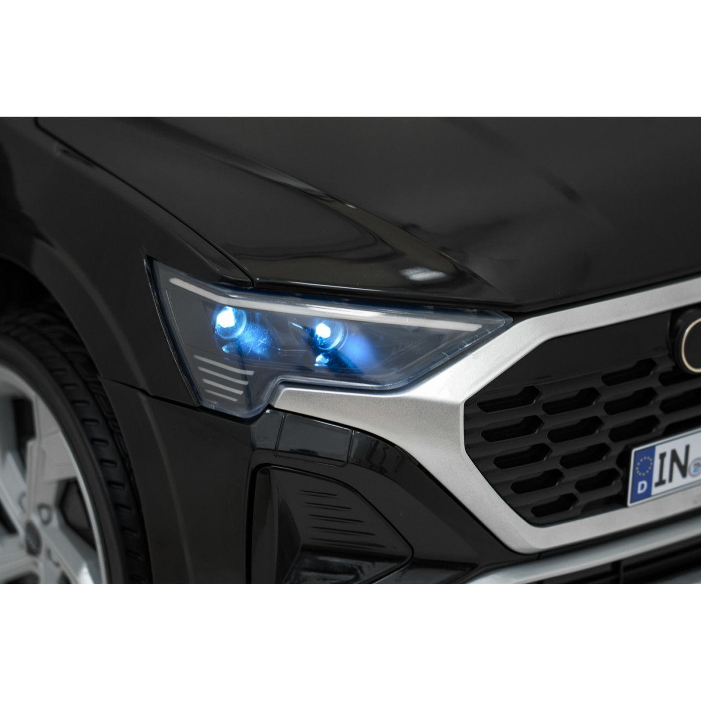 Černé vozidlo Audi SQ8