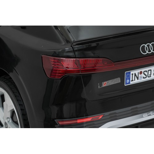 Černé vozidlo Audi SQ8