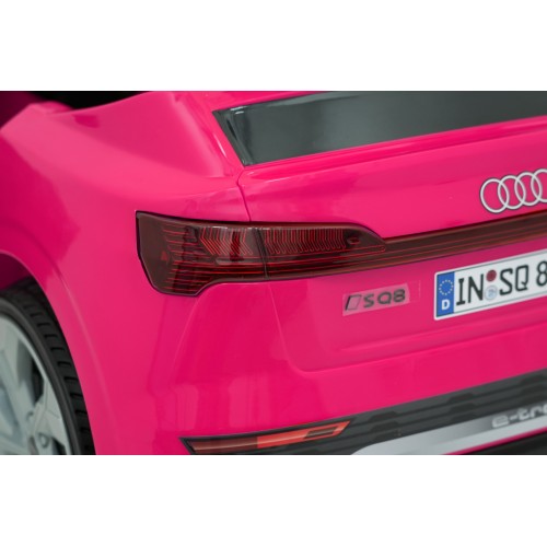 Růžové vozidlo Audi SQ8