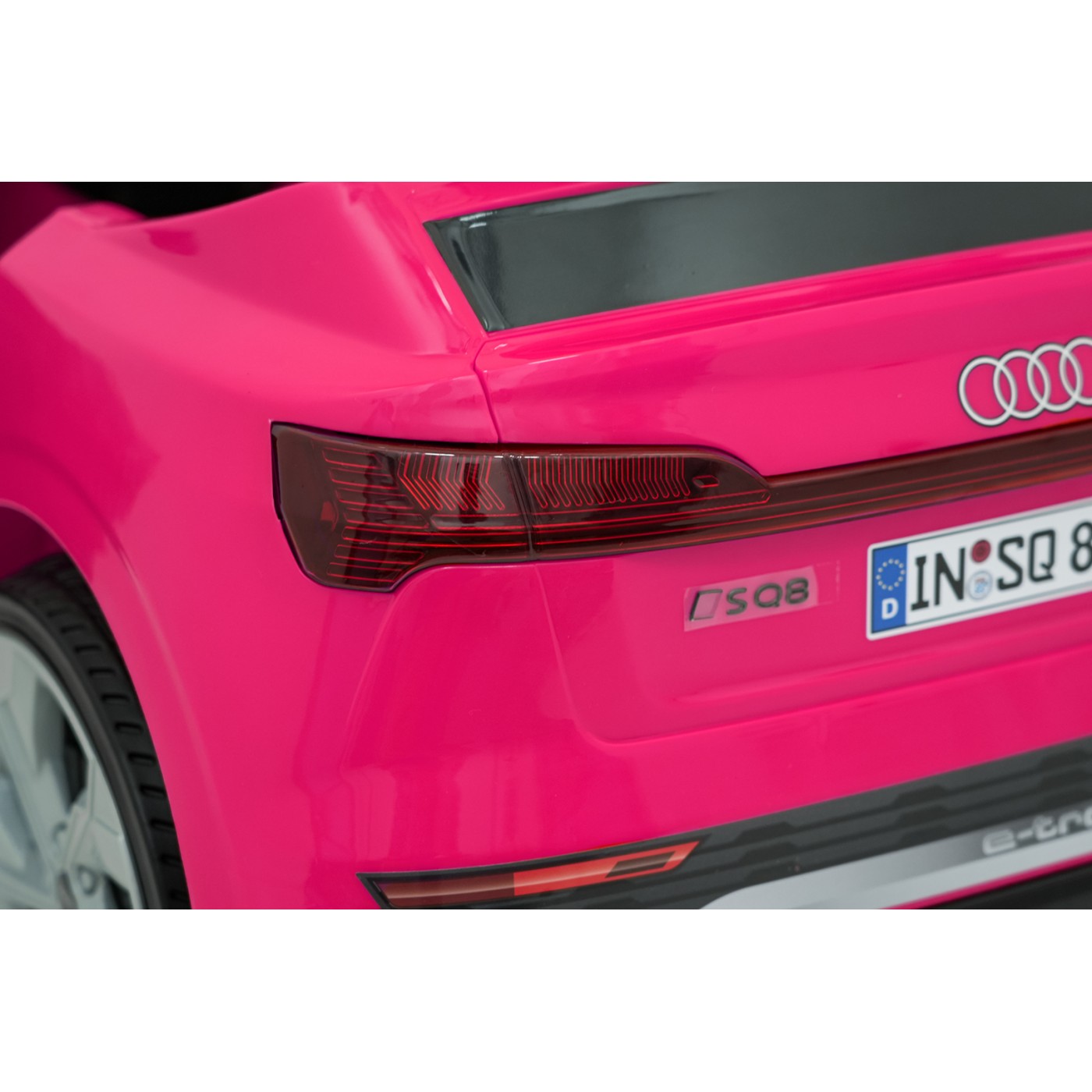 Růžové vozidlo Audi SQ8
