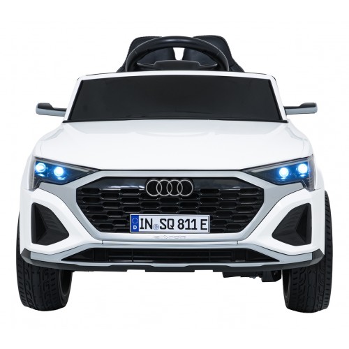 Audi SQ8 bílé vozidlo