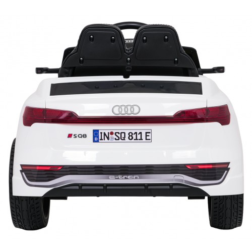 Audi SQ8 bílé vozidlo