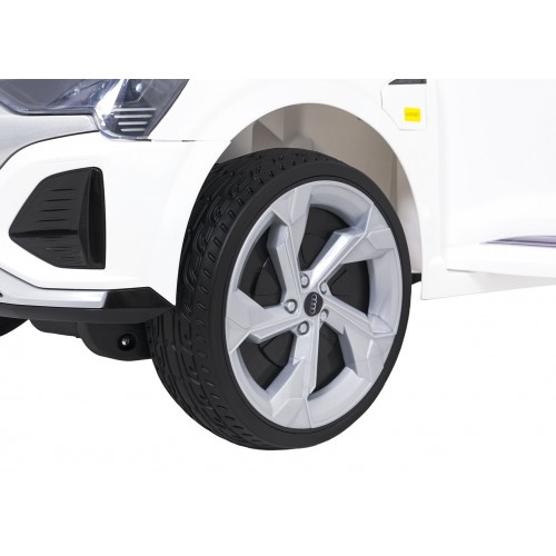 Audi SQ8 bílé vozidlo