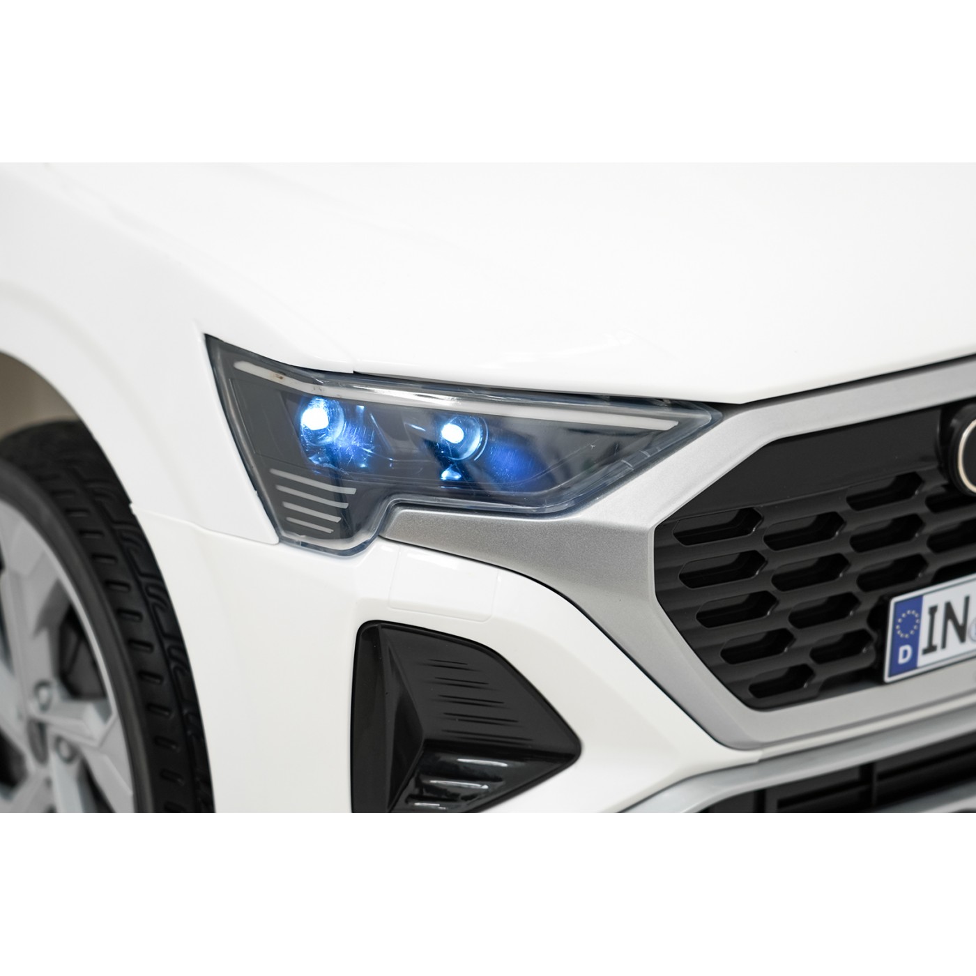 Audi SQ8 bílé vozidlo