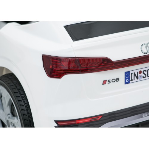 Audi SQ8 bílé vozidlo