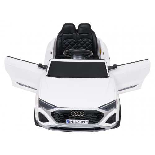 Audi SQ8 bílé vozidlo
